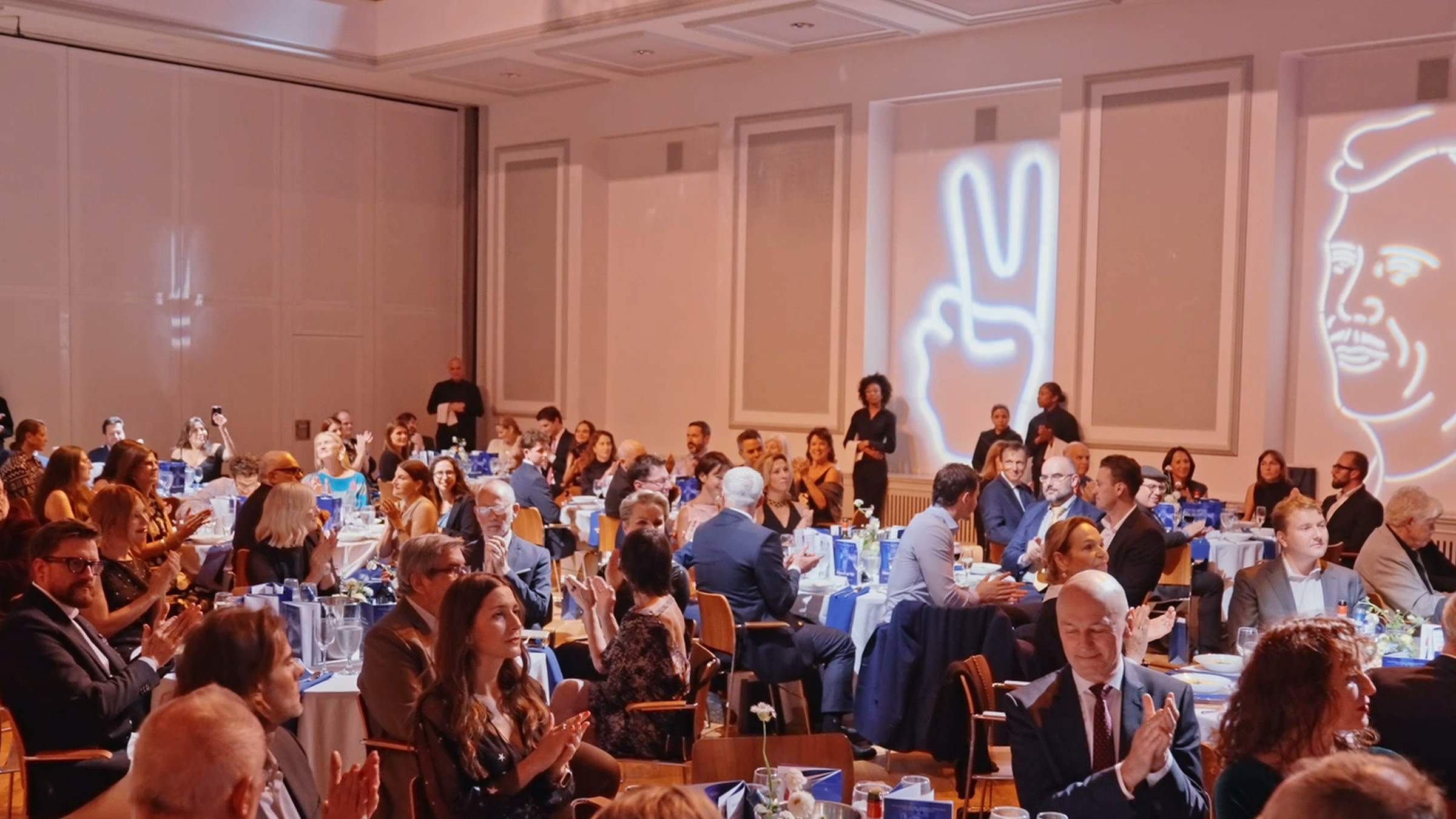 Invitados aplaudiendo en la gala Havel at 90